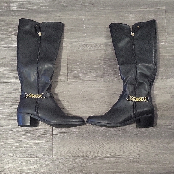 Elegant Black Leather Knee-High Boots with Gold Chain - Picture 1 of 6
